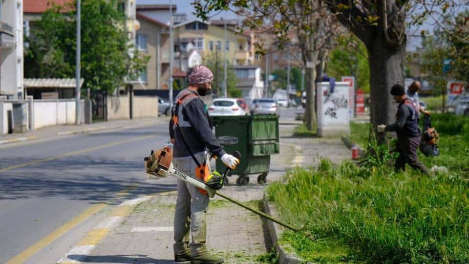 Serdivan Bahçelievler Mahallesi’nde Kirişhane Caddesi’nde Bahar Bakım ve Temizlik Çalışmaları Hızlandı