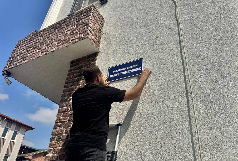 Serdivan’da Hizmet Edenlerin İsimleri Sokaklarda Kalıcı Olarak Yaşatılıyor